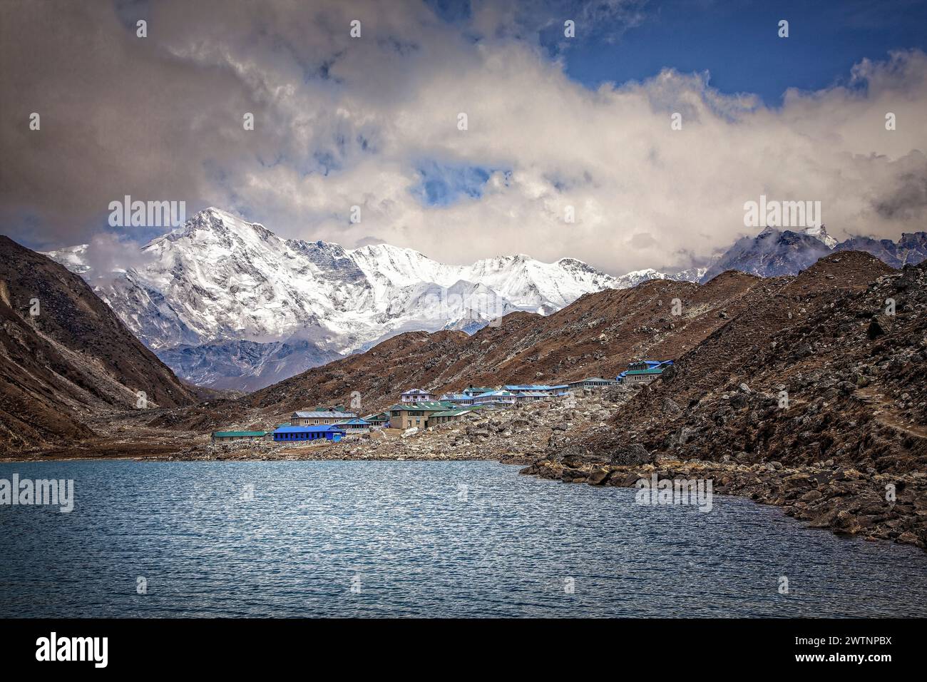 Adagiato tra il lago Gokyo e i detriti depositati dal ghiacciaio Ngozumpa, il villaggio di Gokyo si trova a oltre 15.500 metri di altezza, appoggiato dal Cho Oyu. Foto Stock