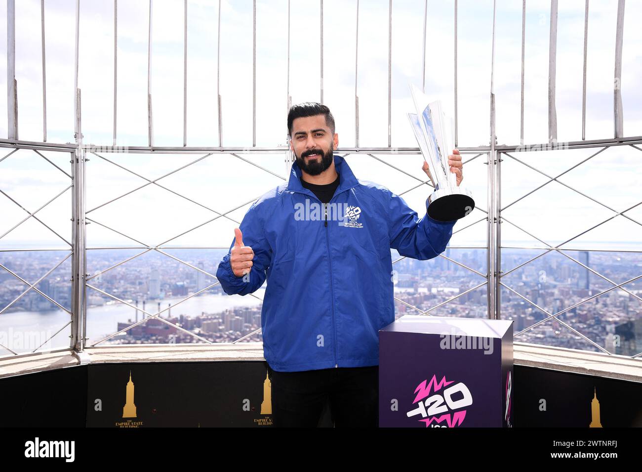 New York, Stati Uniti. 18 marzo 2024. Il giocatore professionista di cricket Ali Khan, Team USA, partecipa alla cerimonia delle luci dell'Empire State Building in occasione del Tour dei trofei della Coppa del mondo T20 2024 maschile dell'International Cricket Council in arrivo negli Stati Uniti, New York, NY, 18 marzo 2024. (Foto di Anthony Behar/Sipa USA) credito: SIPA USA/Alamy Live News Foto Stock