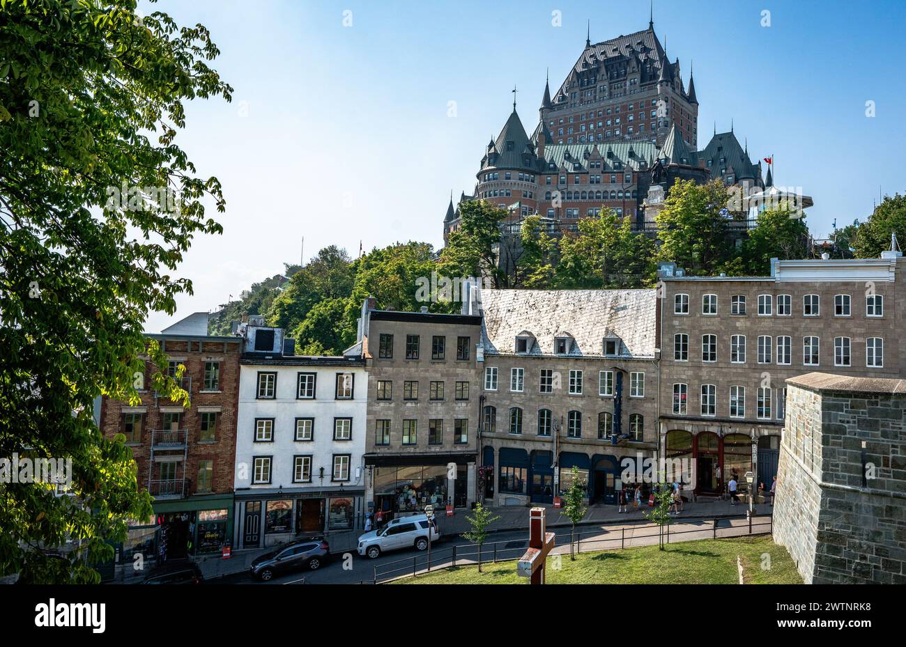 Vista estiva diurna degli edifici della città vecchia di Quebec City e dello Chateau Frontenac. Foto Stock