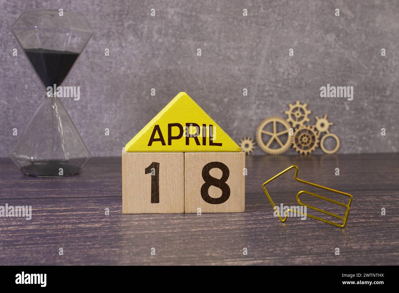 Aprile 18, disegno della copertura con cubo del numero su uno sfondo bianco e tavolo del granito Foto Stock