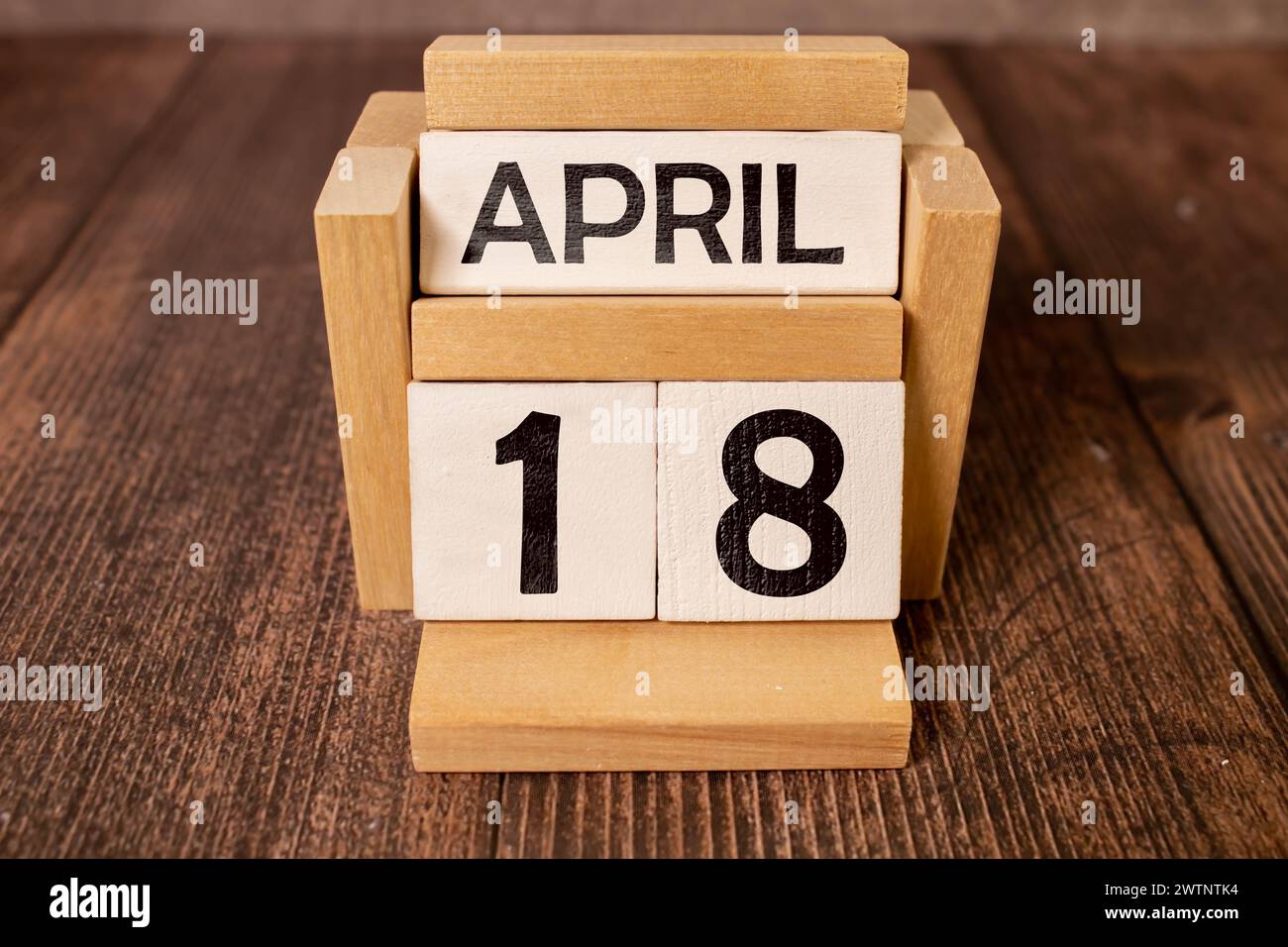 Aprile 18, disegno della copertura con cubo del numero su uno sfondo bianco e tavolo del granito Foto Stock