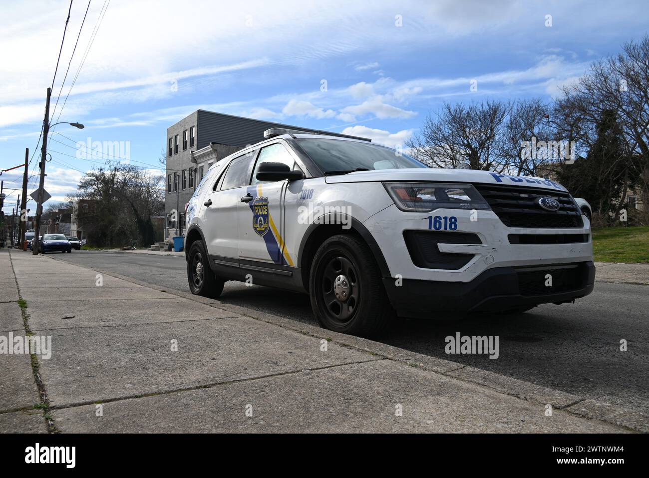 Philadelphia, Stati Uniti. 18 marzo 2024. La polizia di Philadelphia pattuglia la zona dopo che i resti umani di un bambino decomposto sono stati trovati in un borsone in un vicolo di Philadelphia. Intorno alle 9:50 la polizia rispose al blocco 600 di North 38th Street, lunedì mattina. La polizia è stata accolta da un uomo che stava lavorando nel retro della proprietà e il maschio ha indirizzato gli agenti di polizia a un borsone che conteneva i "resti gravemente decomposti di un bambino". In questo momento, il sesso è sconosciuto. Credito: SOPA Images Limited/Alamy Live News Foto Stock