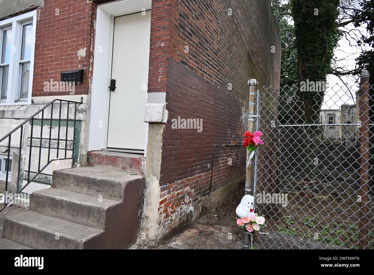 Orso di Teddy e memoriale dei fiori allestito su una recinzione sulla scena in cui i resti umani di un bambino decomposto sono stati trovati in un borsone in un vicolo di Philadelphia. Intorno alle 9:50 la polizia rispose al blocco 600 di North 38th Street, lunedì mattina. La polizia è stata accolta da un uomo che stava lavorando nel retro della proprietà e il maschio ha indirizzato gli agenti di polizia a un borsone che conteneva i "resti gravemente decomposti di un bambino". In questo momento, il sesso è sconosciuto. (Foto di Kyle Mazza/SOPA Images/Sipa USA) Foto Stock