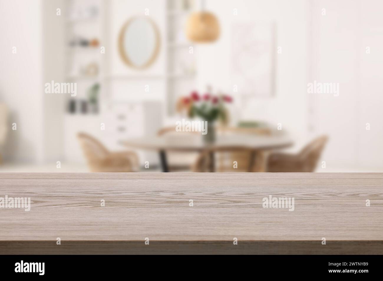 Tavolo di legno vuoto nella sala da pranzo. Spazio per il design Foto Stock