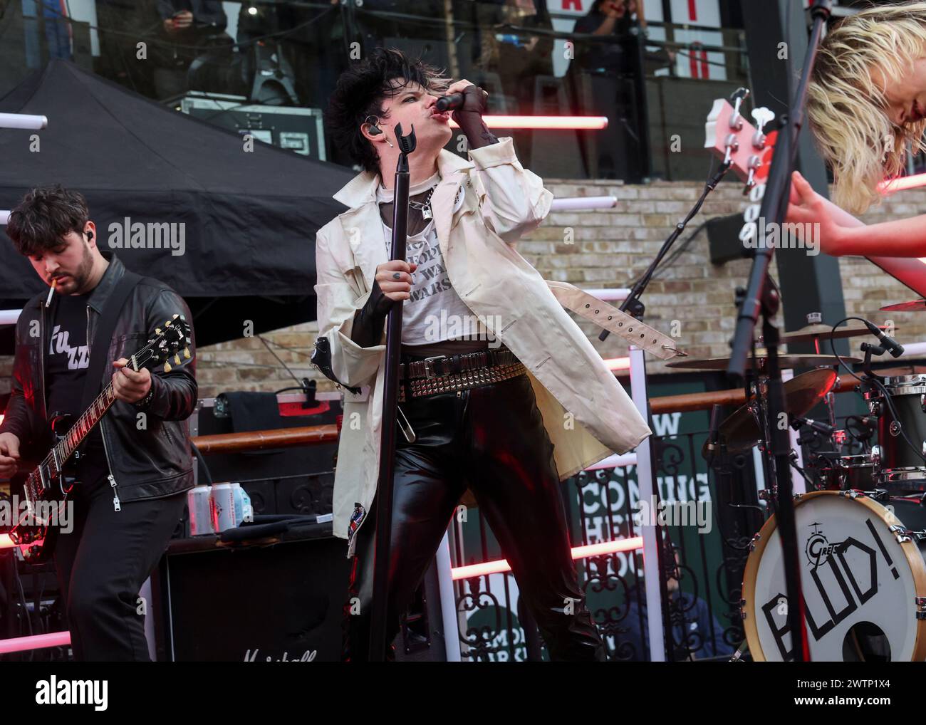 Londra, Regno Unito. 18 marzo 2024. Yungblud si esibisce al Camden Market di Londra per annunciare il lancio del suo nuovo festival musicale Bludfest. (Foto di Cat Morley/SOPA Images/Sipa USA) credito: SIPA USA/Alamy Live News Foto Stock