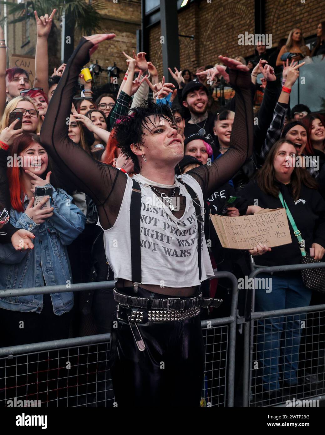 Londra, Regno Unito. 18 marzo 2024. Yungblud si esibisce al Camden Market di Londra per annunciare il lancio del suo nuovo festival musicale Bludfest. Credito: SOPA Images Limited/Alamy Live News Foto Stock