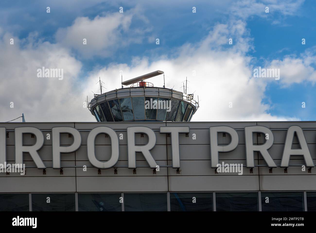 Torre di controllo con radar rotante presso l'aeroporto internazionale di Praga, Repubblica Ceca Foto Stock