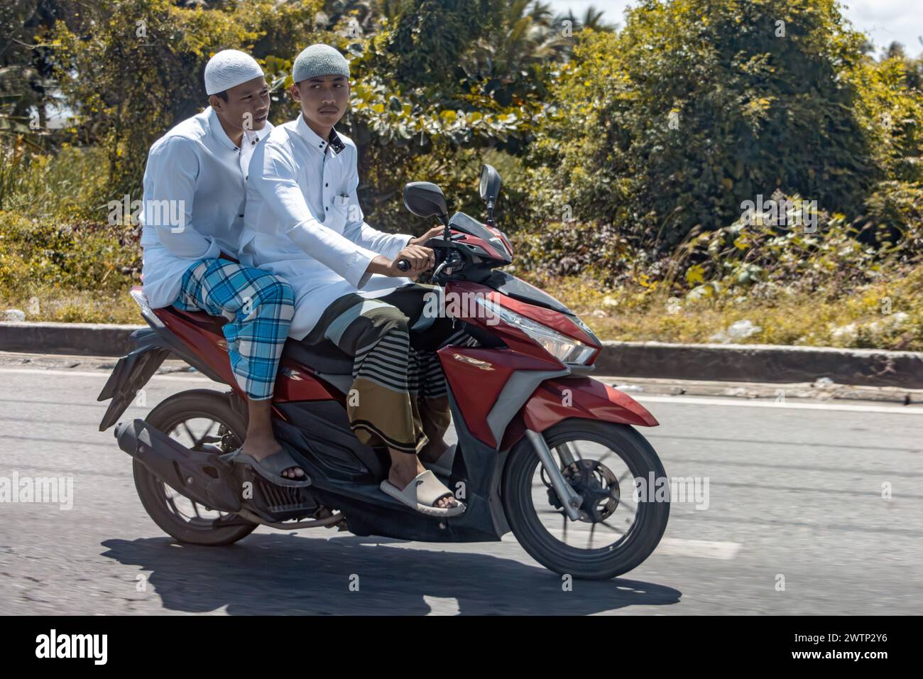 YALA, THAILANDIA, Mar 01 2024, due giovani uomini in abbigliamento tradizionale guidano una moto Foto Stock