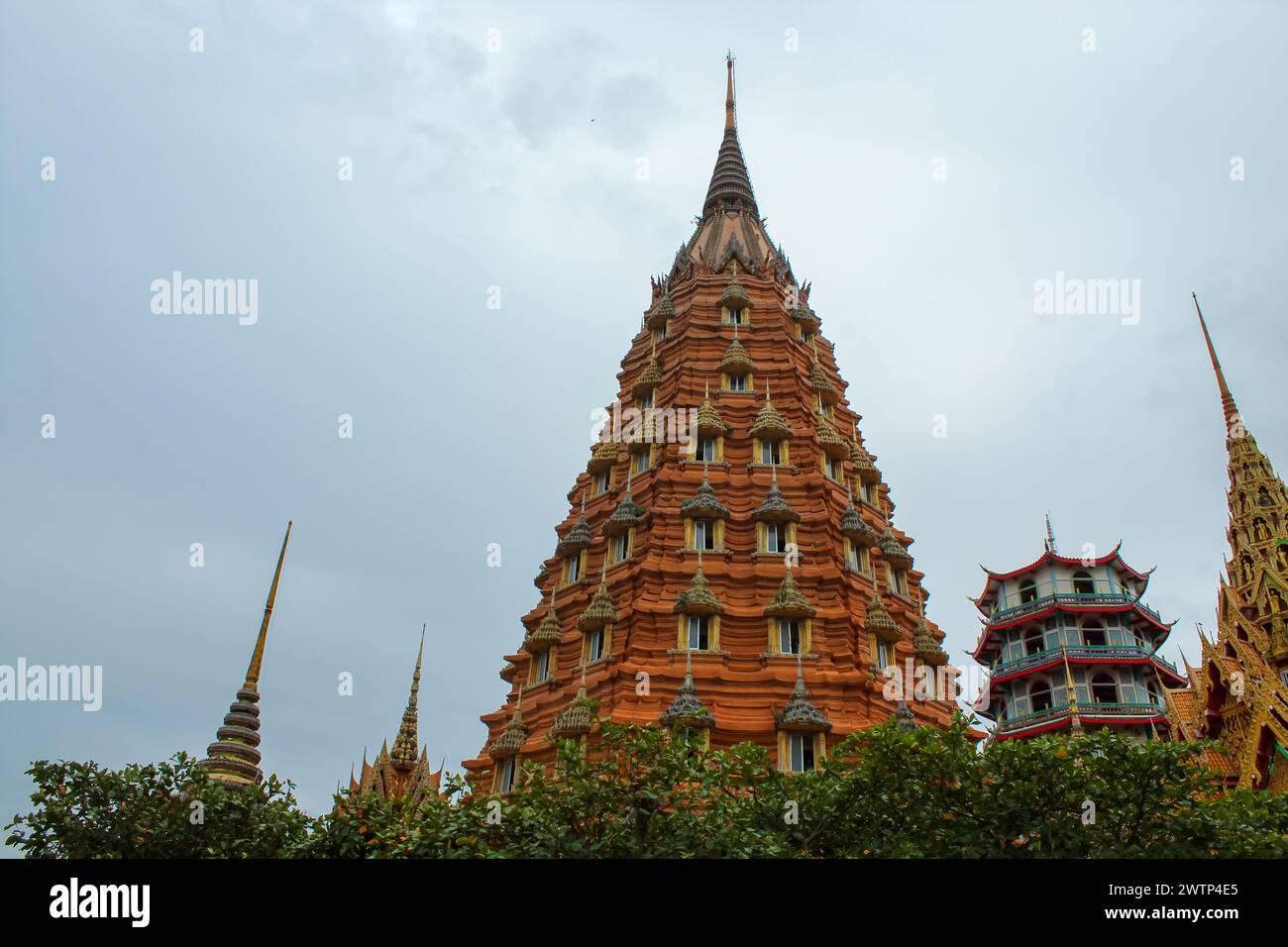 Tempio della grotta della tigre (Wat Tham Suea), distretto di Tha Muang, Kanchanaburi, Thailandia. Immagine orizzontale Foto Stock