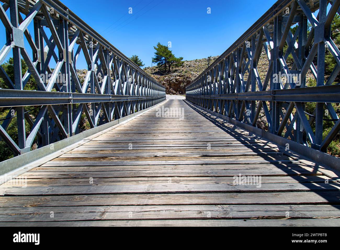 Ponte di metallo sul canyon di Aradena sull'isola di Creta (Grecia) Foto Stock