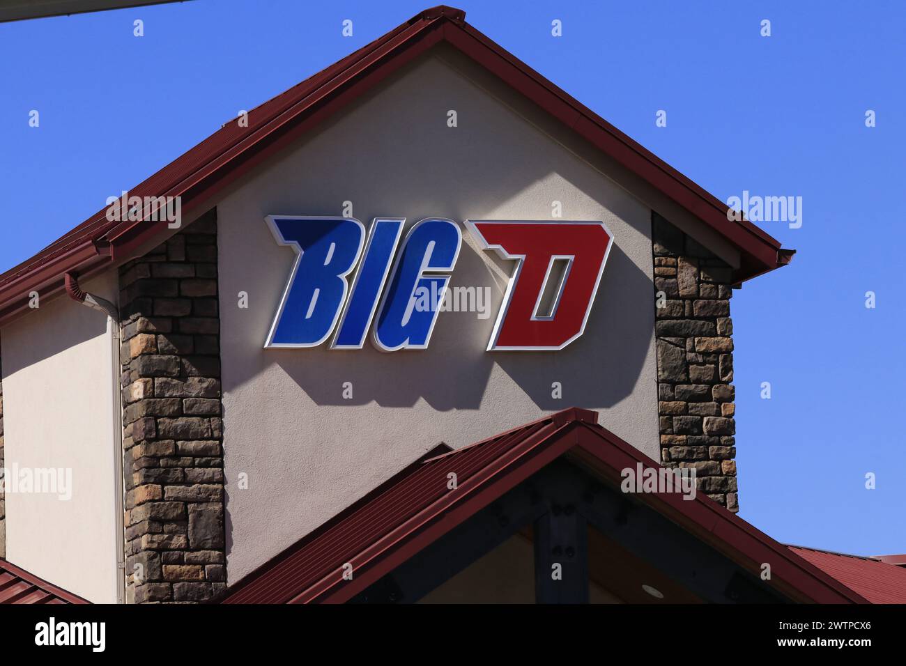 Minimarket BIG D con cielo blu Foto Stock