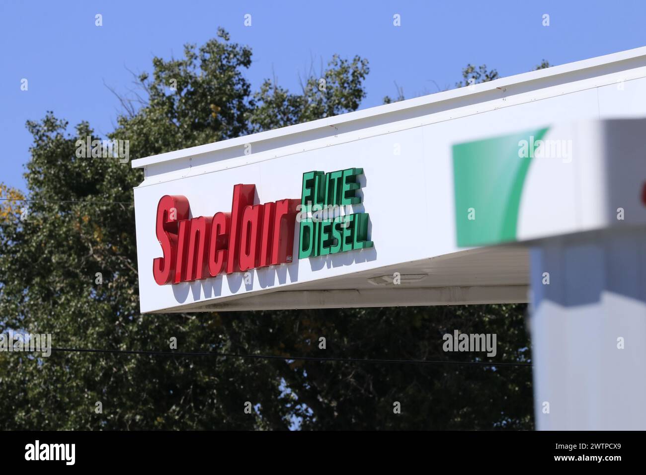 Minimarket Sinclair con cielo blu e alberi Foto Stock