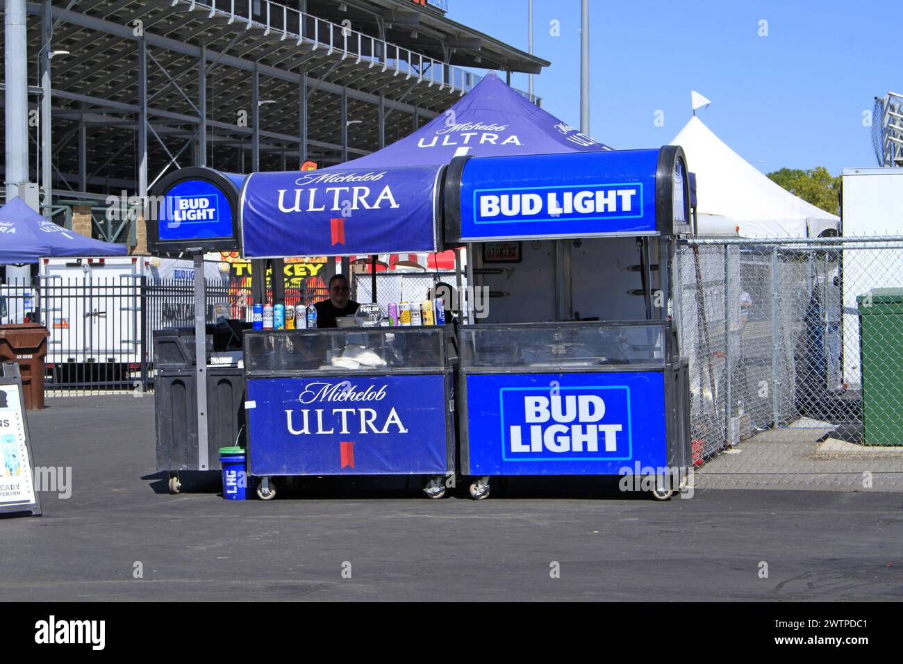 Bud Light e Michelob Ultra alla Utah State Fair con cielo azzurro all'aperto Foto Stock
