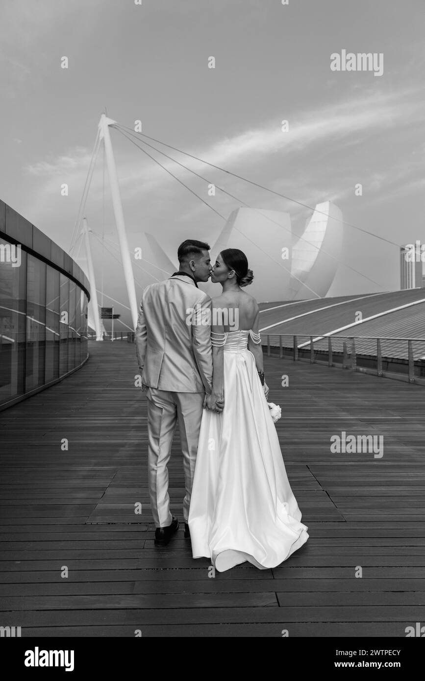 Sposa e sposo sullo sfondo della città di Singapore. Servizio fotografico per matrimoni all'alba. Foto Stock