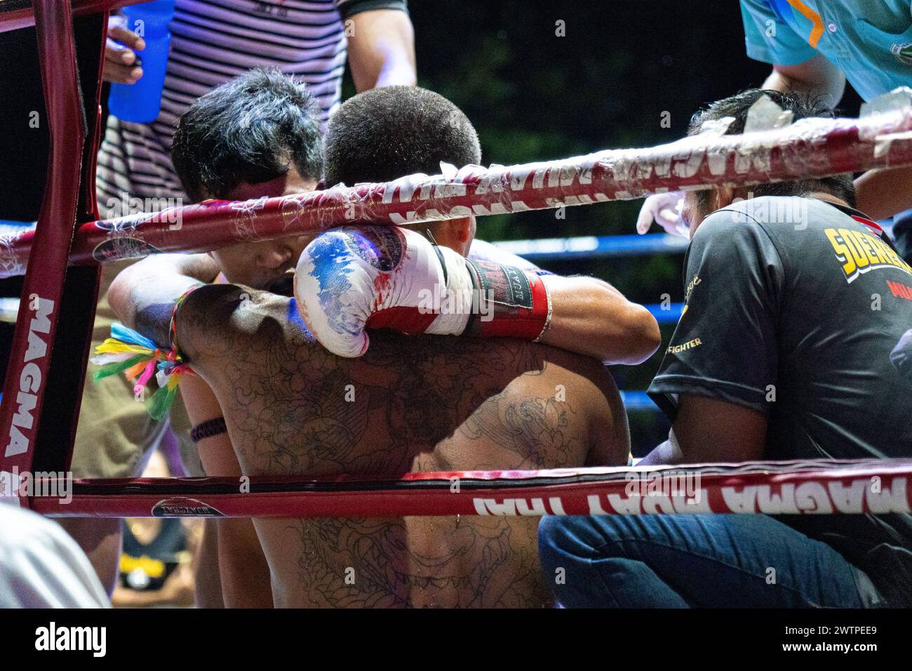 Il pugile vincitore Frame Paya (L), abbraccia il suo avversario Petch si nel (R) dopo averlo eliminato, durante i combattimenti Muay Thai, sull'isola di Koh Chang, Thailandia. Foto Stock