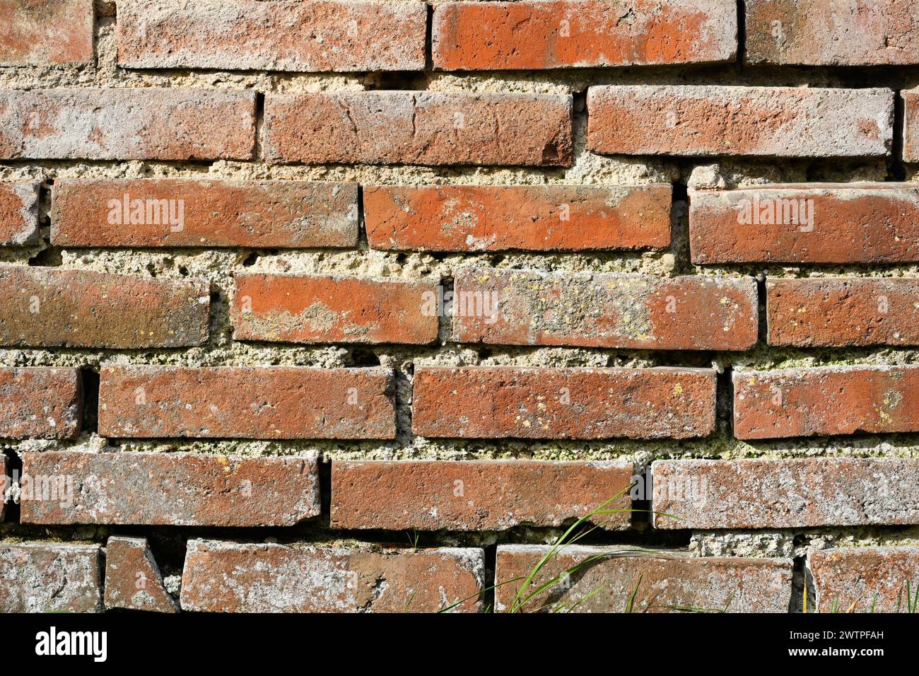 Sfondo di un vecchio muro di mattoni arancioni Foto Stock