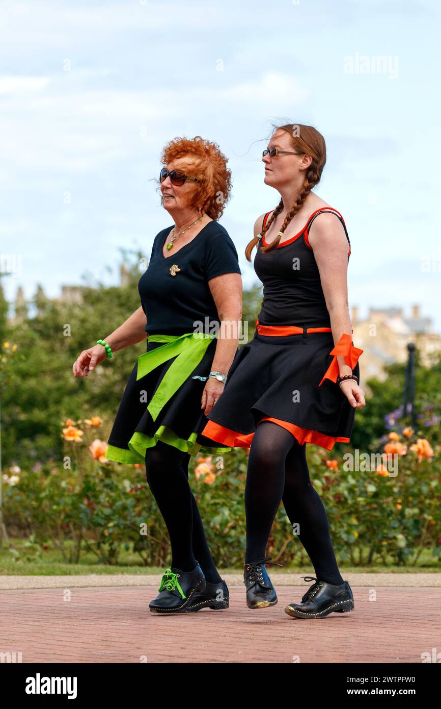 Hadrian Clog balla alla Whitby folk week nel 2016 Foto Stock