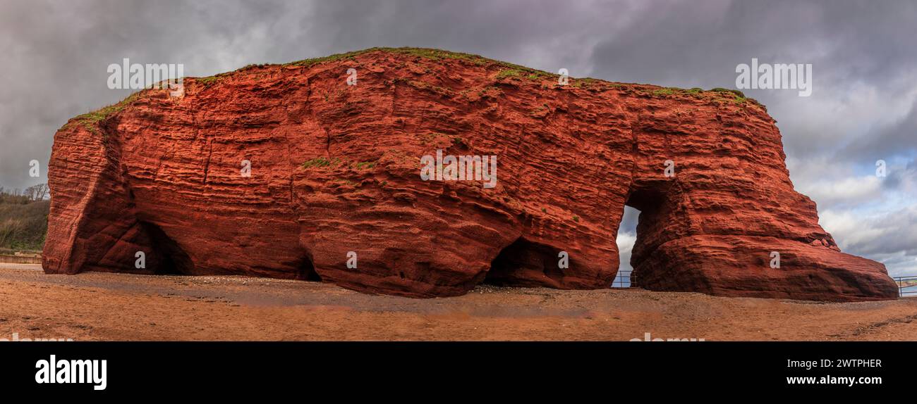 L'antica roccia rossa di Langstone sulla costa di Dawlish, Devon, Inghilterra occidentale, Regno Unito Foto Stock