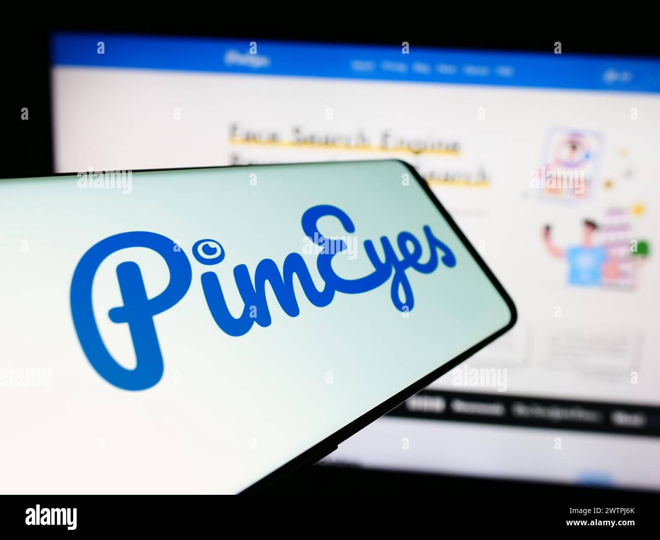Smartphone con logo della società di ricerca PimEyes per il riconoscimento facciale davanti al sito Web aziendale. Messa a fuoco al centro del display del telefono. Foto Stock