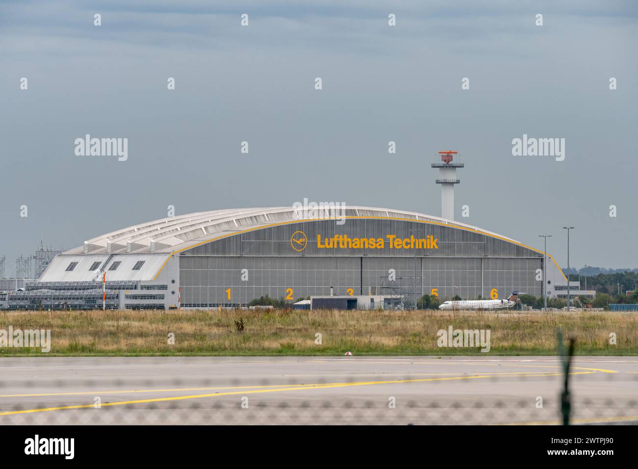 Francoforte Germania 11.08.19 hangar di riparazione Lufthansa Technik tec. Stazione principale di Fraport City Line e Lufthansa Cargo. Foto Stock