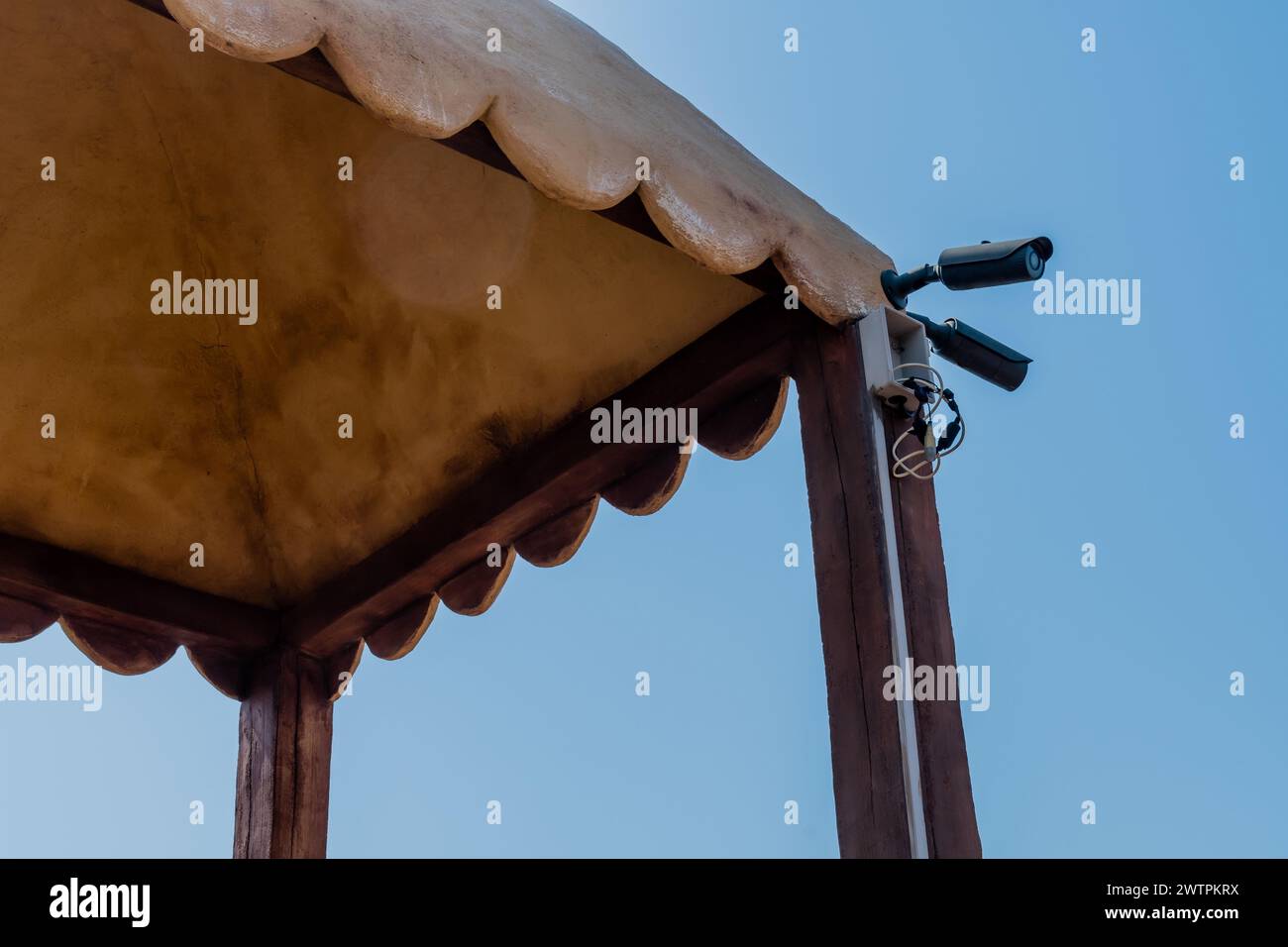 Telecamere a circuito chiuso montate sul tetto della piattaforma di osservazione sopraelevata sul ponte della replica Panokseon, una nave coreana a propulsione a vela e a remi a Seocheon, Sud Foto Stock