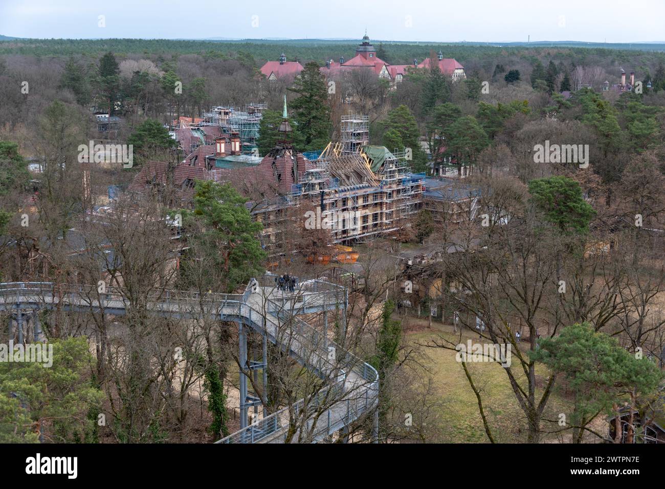 Vista dalla cima degli alberi degli edifici del Beelitz-Heilstaetten, ex sanatorio polmonare, ospedale militare dell'esercito sovietico dal 1945 al 1945 Foto Stock