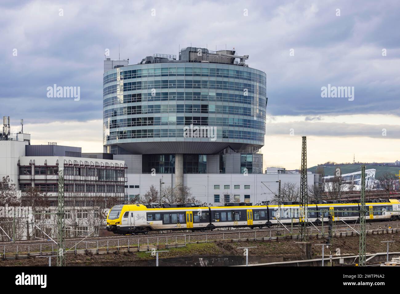 Mercedes-Benz Van Technology Center (VTC), centro di sviluppo per camion a Untertuerkheim, treno regionale, Stoccarda, Baden-Wuerttemberg, Germania Foto Stock