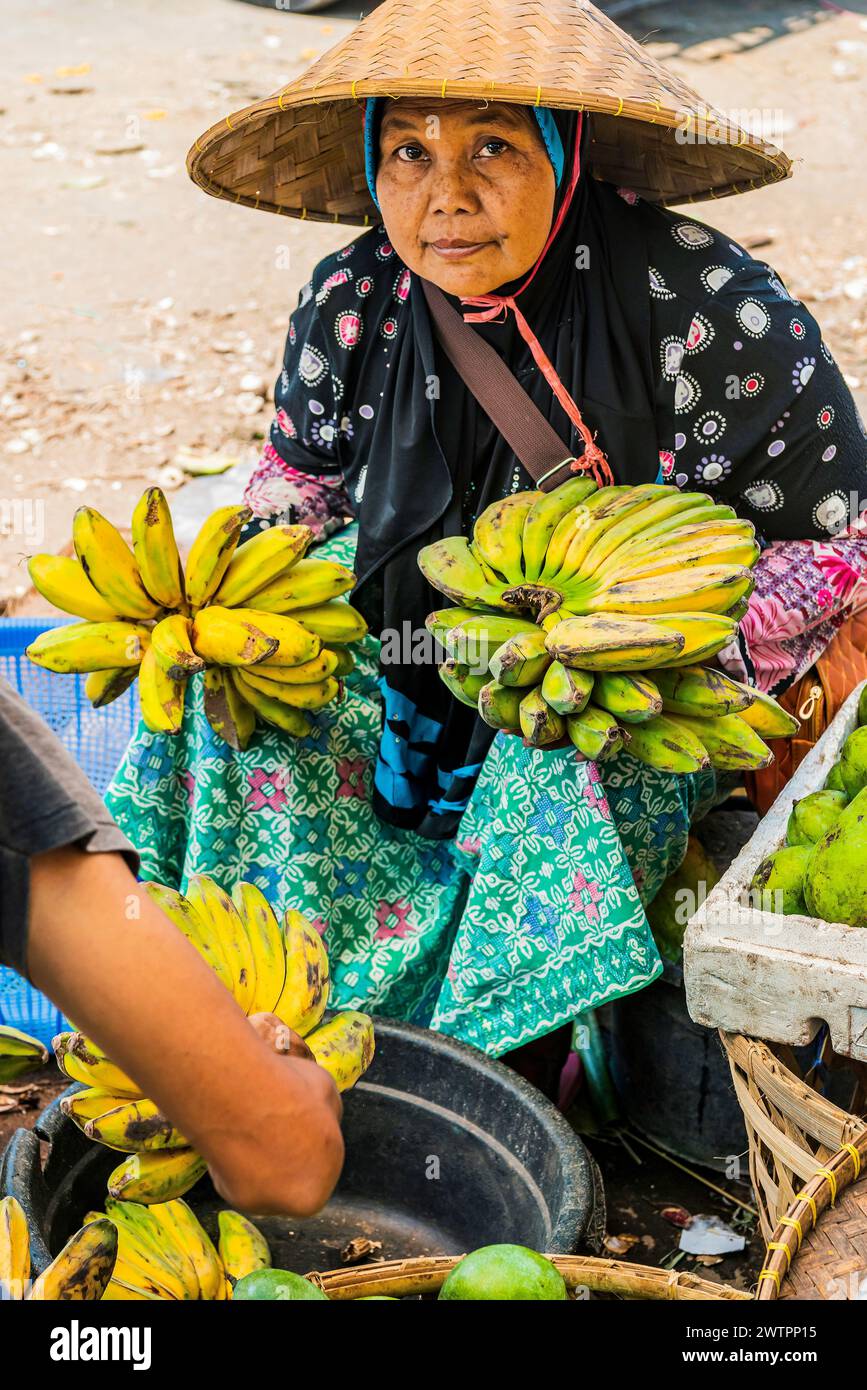 Mercato alimentare tradizionale autentico, venditore, donna, frutta, verdura, fresco, cibo, nutrizione, vendita, commercio, bazaar, autentico, vettore di malattie, legge alimentare Foto Stock