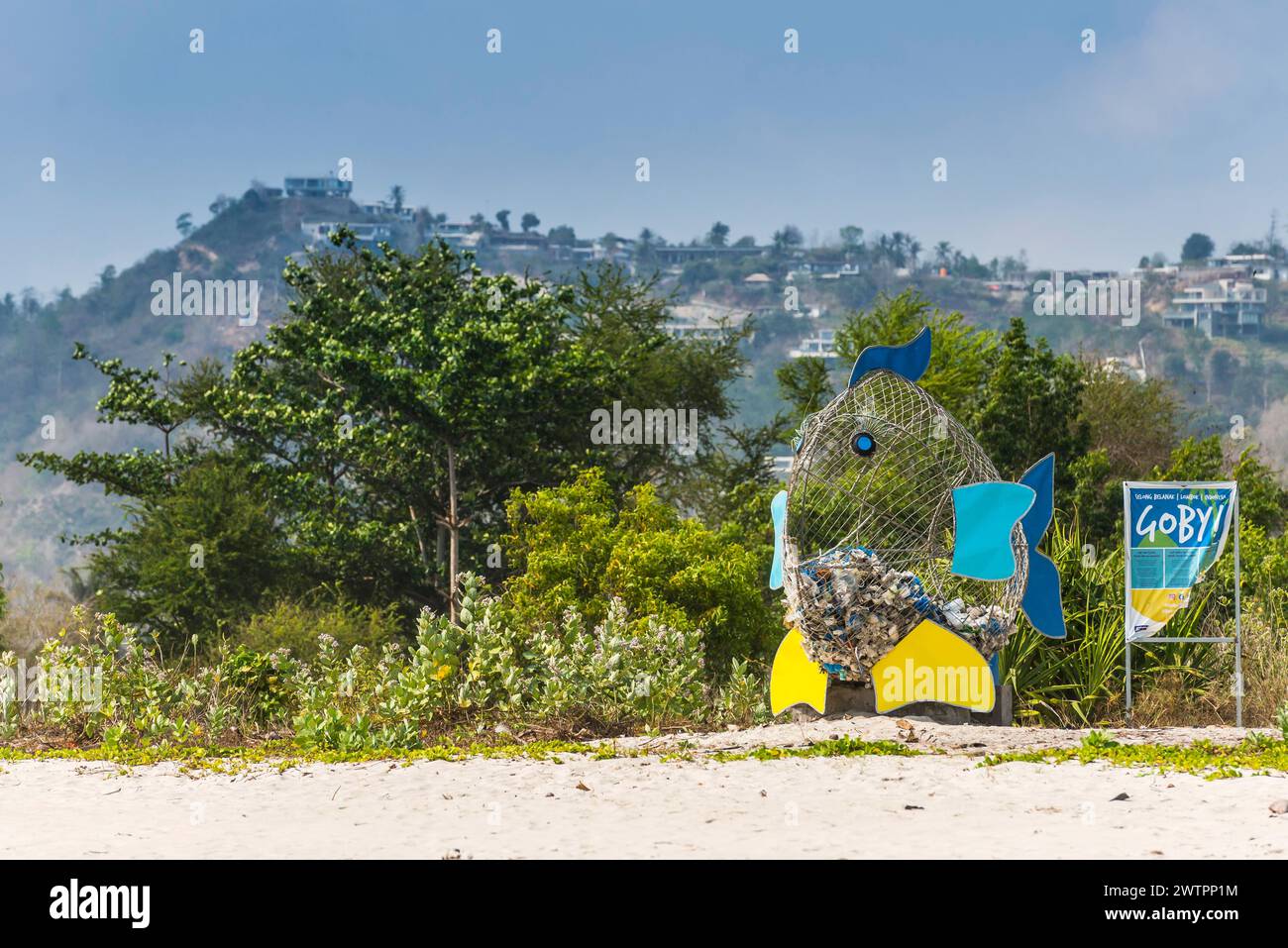 Contenitori di raccolta dei rifiuti in plastica sulla spiaggia, riciclaggio, plastica, rifiuti in plastica, ambiente, inquinamento, oceani, spiaggia, rifiuti di spiaggia, rifiuti, rifiuti, sprechi Foto Stock