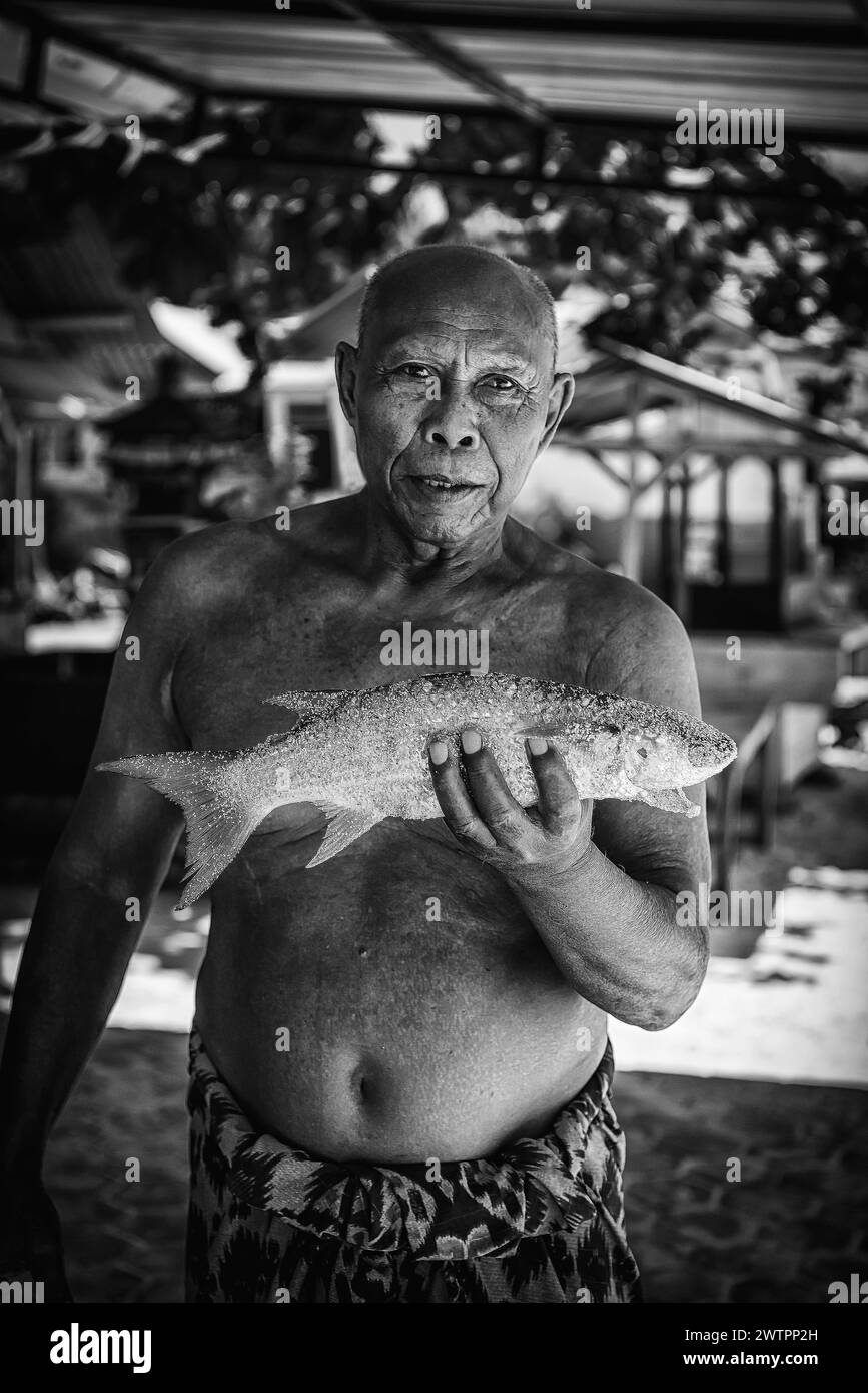 Pescivendolo indonesiano in un mercato, pesce, uomo, cibo, prodotti alimentari, locale, viaggi, lunga distanza, ritratto, umano, corpo superiore singolo, libero, regali Foto Stock