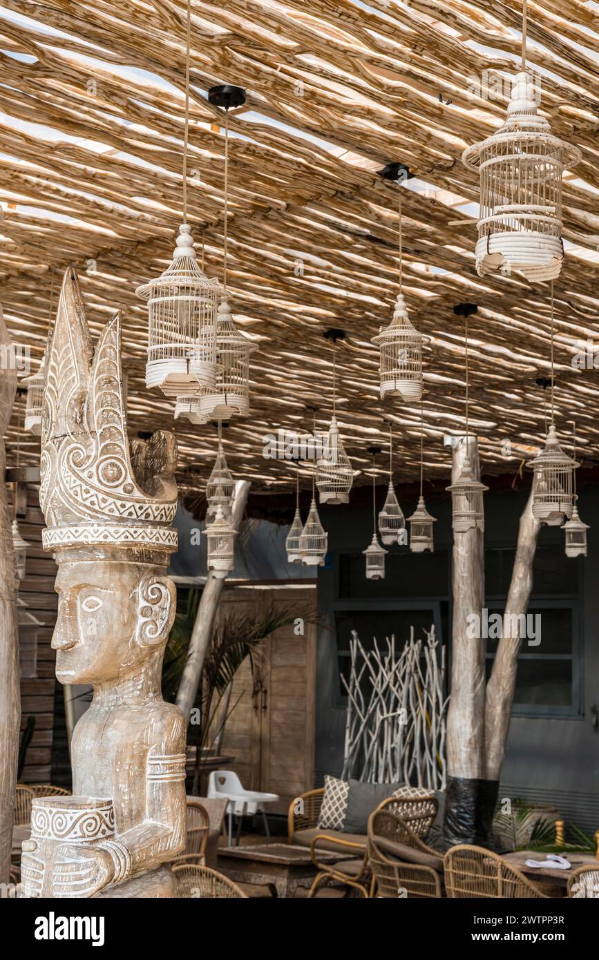 Ristorante sulla spiaggia con decorazioni, Beach club, Beach club, vacanze in spiaggia, lampade, tono su tono, vacanze, viaggi, decorato, interni, arredamento Foto Stock