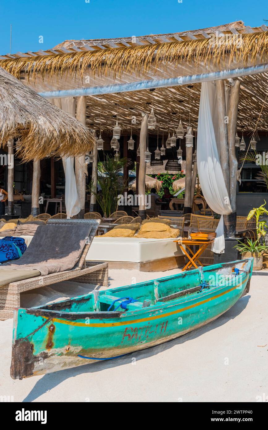 Ristorante sulla spiaggia con decorazioni, Beach club, Beach club, vacanze in spiaggia, vacanze, viaggio, arredato, arredamento, rafia, balinese, asiatico Foto Stock