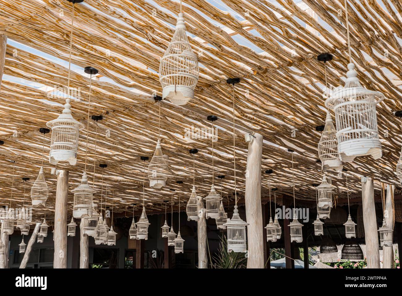 Ristorante sulla spiaggia con decorazioni, Beach club, Beach club, vacanze in spiaggia, vacanze, viaggio, arredato, arredamento, rafia, balinese, asiatico Foto Stock