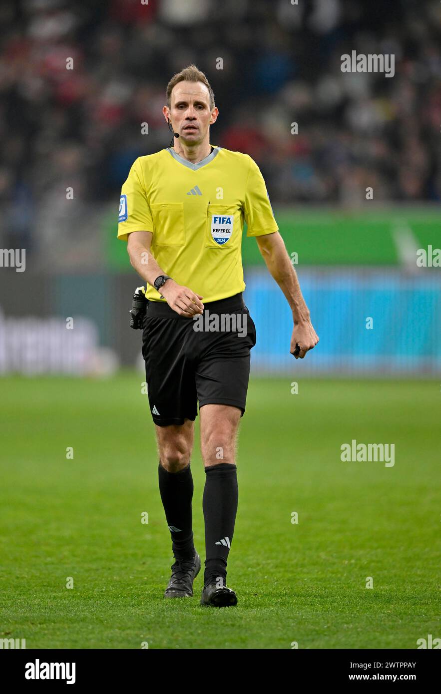 Arbitro Sascha Stegemann PreZero Arena, Sinsheim, Baden-Wuerttemberg, Germania Foto Stock