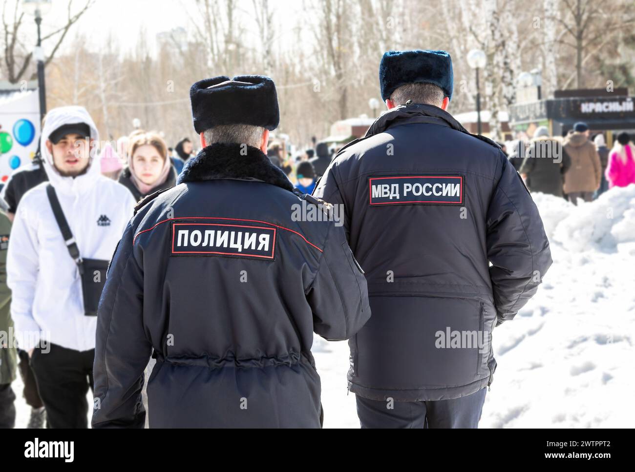 Samara, Russia - 17 marzo 2024: Agenti di polizia russi in uniforme. Ministero degli affari interni della Russia. Iscrizione sul russo: Polizia, russi Foto Stock