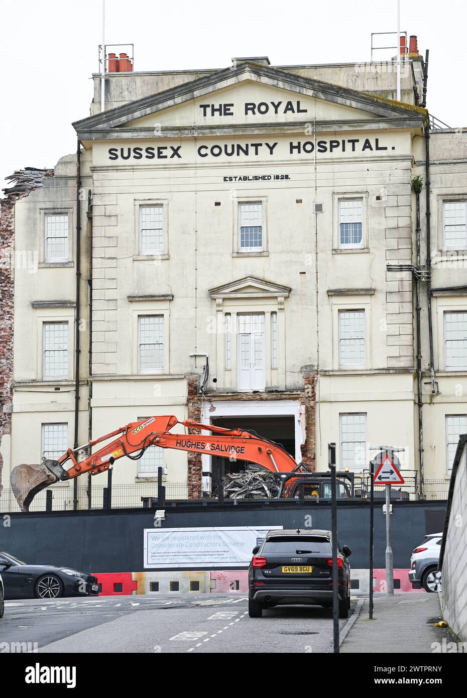 Brighton Regno Unito 19 marzo 2024 - proseguono i lavori di demolizione del vecchio edificio Barry del Royal Sussex County Hospital a Brighton dopo che il nuovo edificio Louisa Martindale, costruito di recente, è stato inaugurato nel giugno 2023. Il Barry Building ha quasi 200 anni, uno dei più antichi del NHS e sarà sostituito da un nuovo Sussex Cancer Centre: Credit Simon Dack / Alamy Live News Foto Stock