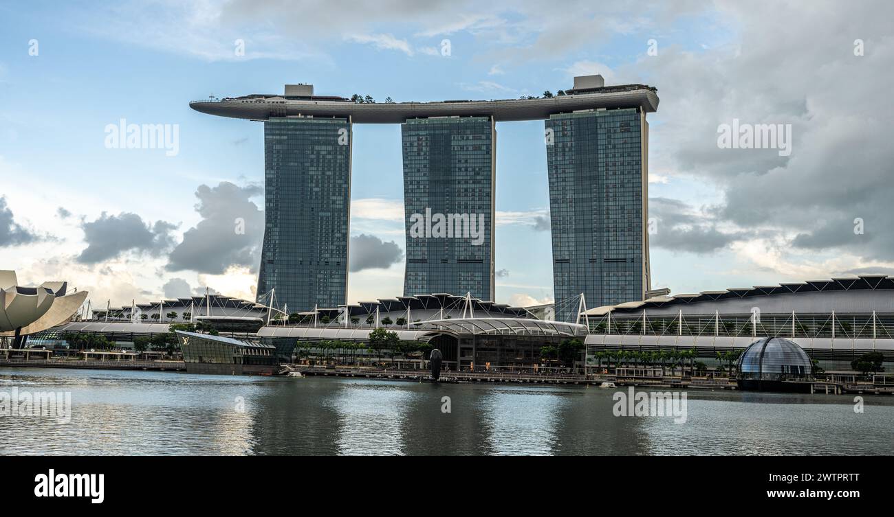 Singapore, 24 gennaio 2024: Marina Bay Sands. Simbolo di Singapore, si erge con orgoglio nello skyline di Marina Bay. architettura straordinaria, con tre dispositivi connessi Foto Stock