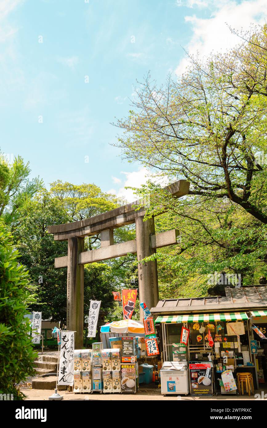 Tokyo, Giappone - 12 aprile 2023: Parco di Ueno, santuario Toshogu, cancello di Torii e negozio Foto Stock