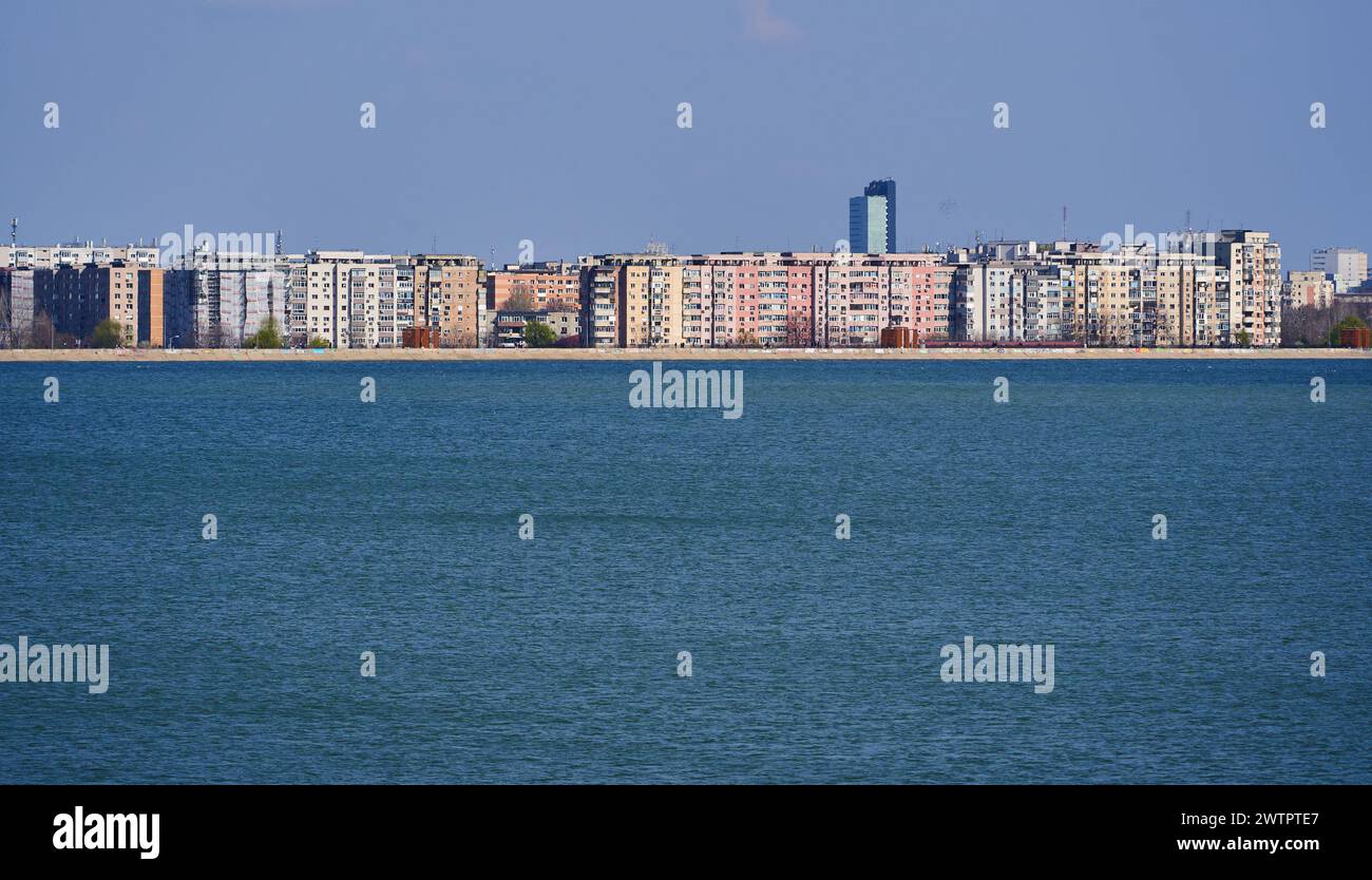 Moderno sviluppo urbano con blocchi di appartamenti sulle rive di un bellissimo lago Foto Stock