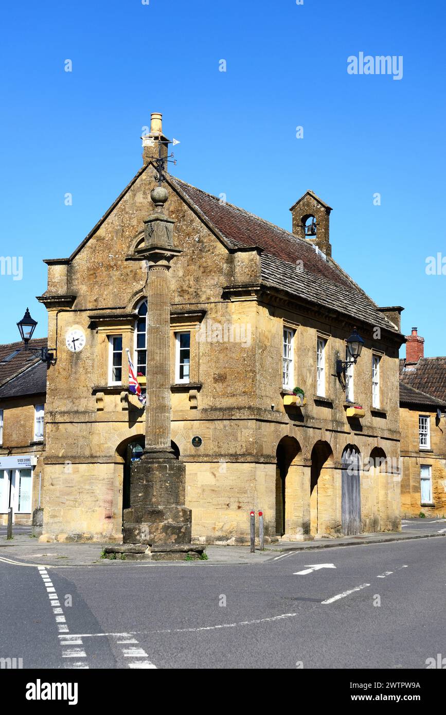 Vista del Market House, noto anche come municipio di Martock, lungo Church Street nel centro del villaggio, Martock, Somerset, Regno Unito, Europa. Foto Stock