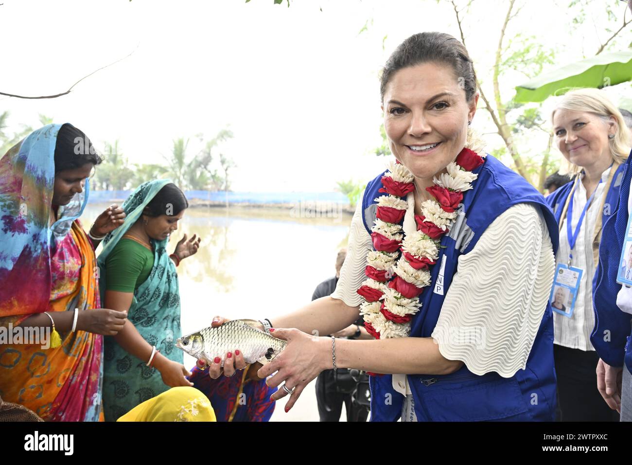 Khulna, Bangladesh. 19 marzo 2024. La Principessa Vittoria visita un progetto di adattamento ai cambiamenti climatici della comunità guidata dalle donne nel distretto di Khulna nel Bangladesh orientale il 19 marzo 2024. Il progetto ha ricevuto contributi sia dalla Svezia che dall'UNDP. La principessa ereditaria Vittoria di Svezia visita il Bangladesh nel suo ruolo di Ambasciatore di buona volontà dell'UNDP dal 18 al 22 marzo 2024. Foto: Henrik Montgomery/TT/codice 10060 credito: TT News Agency/Alamy Live News Foto Stock