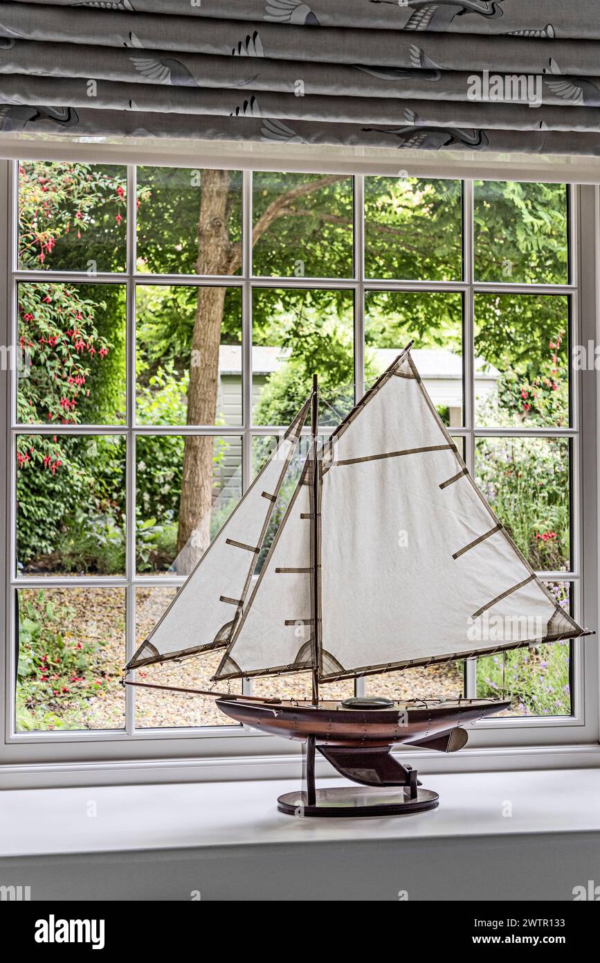 Barca a vela d'epoca su davanzale nella casa britannica di Blakeney, Norfolk, Regno Unito Foto Stock
