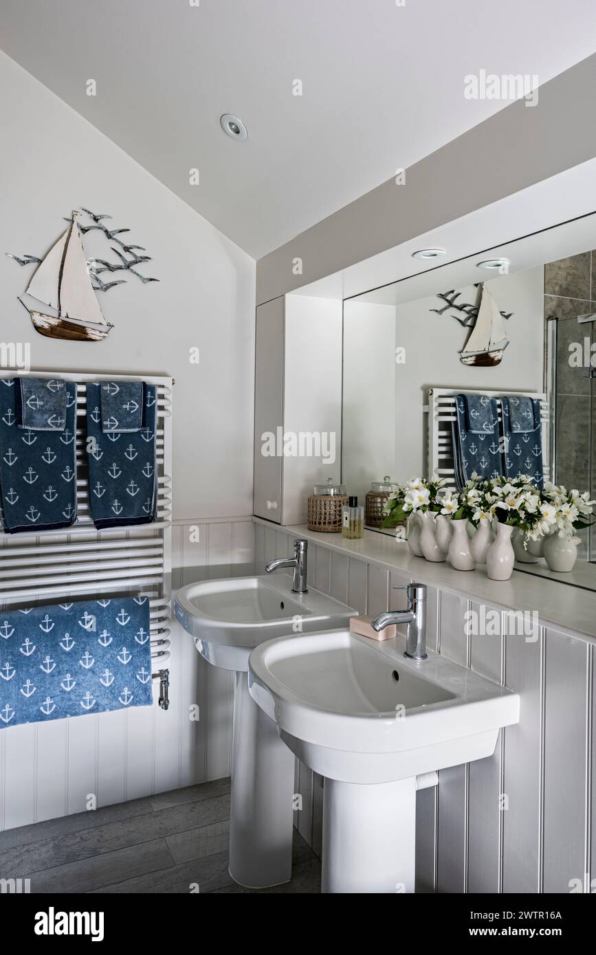 Doppio lavandino in bagno a tema nautico. Casa britannica a Blakeney, Norfolk, Regno Unito Foto Stock