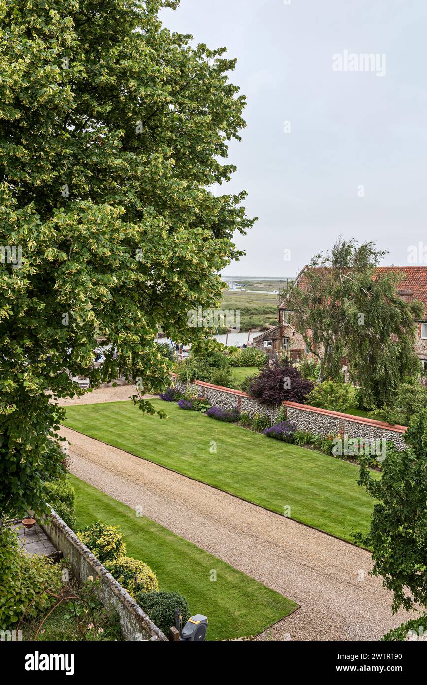 Percorso giardino con prato ben rasato a Blakeney, Norfolk, Regno Unito Foto Stock