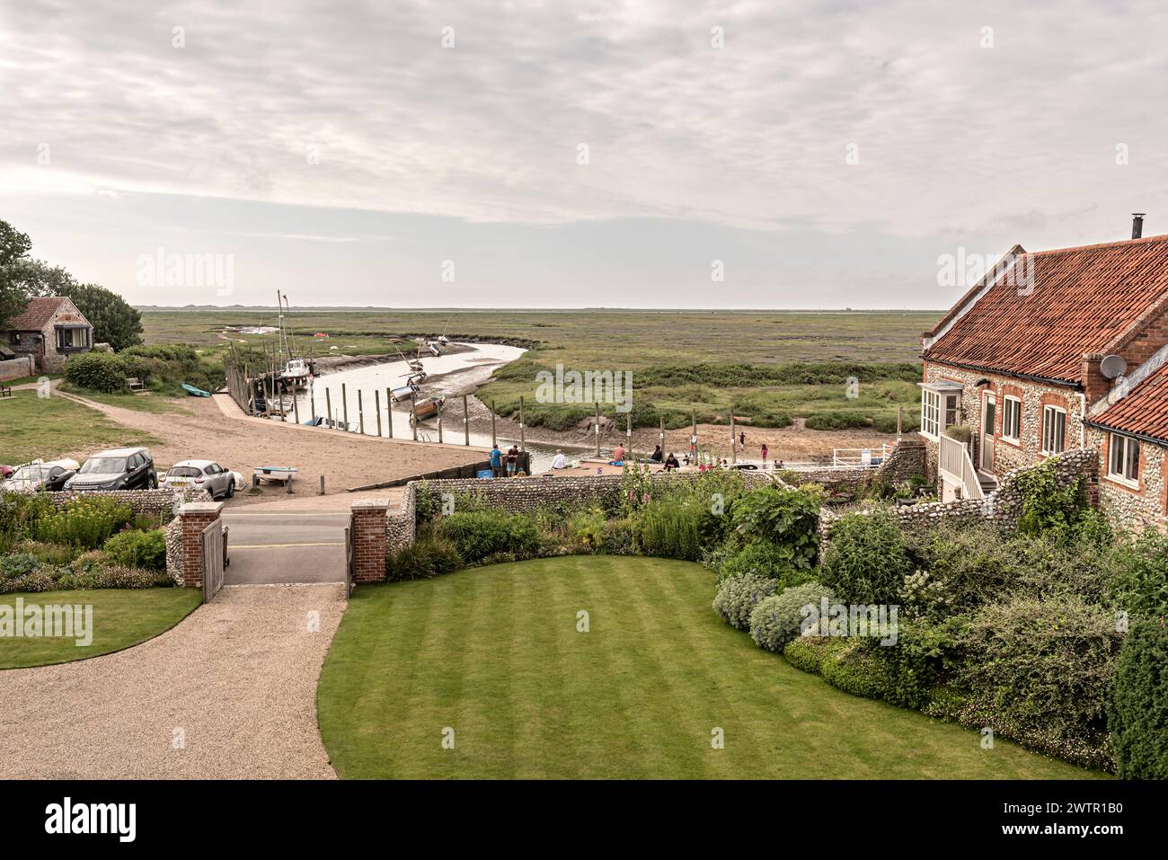 Il fiume Glaven e l'orizzonte sono visibili dalla casa costiera di Blakeney, Norfolk, Regno Unito Foto Stock
