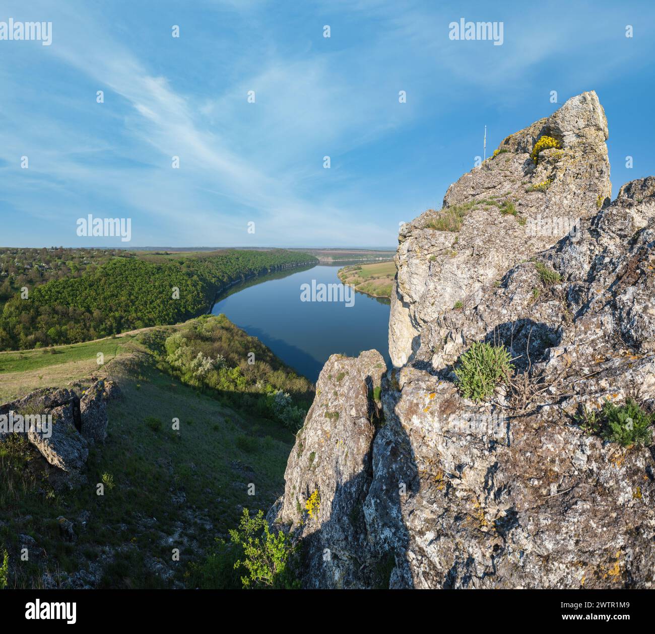 Splendida vista primaverile sul Dnister River Canyon con rocce pittoresche, campi, fiori. Questo luogo chiamato Shyshkovi Gorby, Nahoriany, Chernivtsi regi Foto Stock