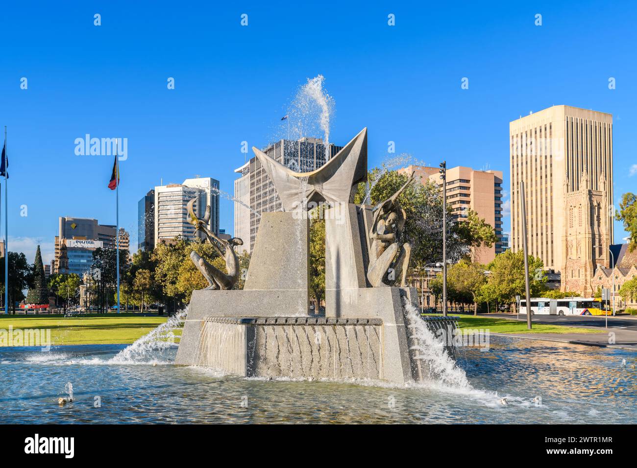 Adelaide, Australia - 19 dicembre 2020: Fontana dei tre fiumi in Victoria Square ad Adelaide City in un giorno luminoso Foto Stock