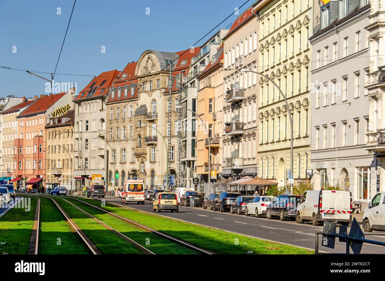 Berlino, Germania, 6 marzo 2024: Vista lungo Torstrasse nel quartiere Mitte con corsie per auto su entrambi i lati di una striscia di tram ricoperta di erba Foto Stock