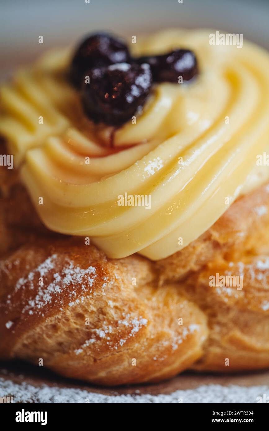 Zeppola, una pasticceria tradizionale italiana per celebrare la festa del papà Foto Stock