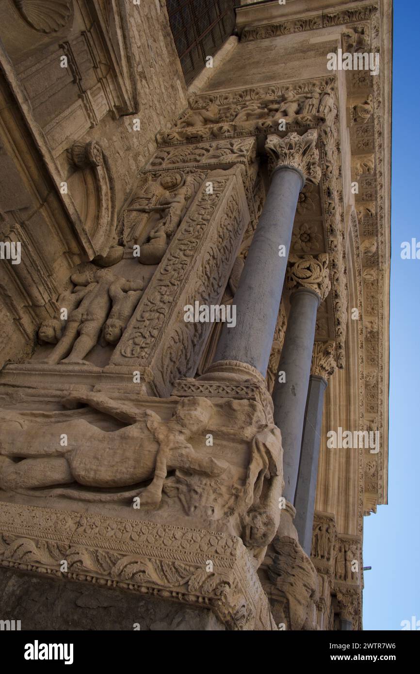 Scultura romanica sul portale ovest della Chiesa di San Trophime, - Cathédrale Saint-Trophime d'Arles - Arles Francia Foto Stock